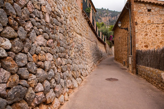 Vue d'une rue médiévale du village pittoresque de style espagnol Valdemossa à Majorque ou à Majorque