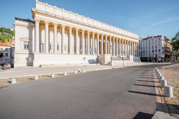 Vue sur rue avec palais néo-classique des vingt-quatre colonnes pendant la matinée à Lyon