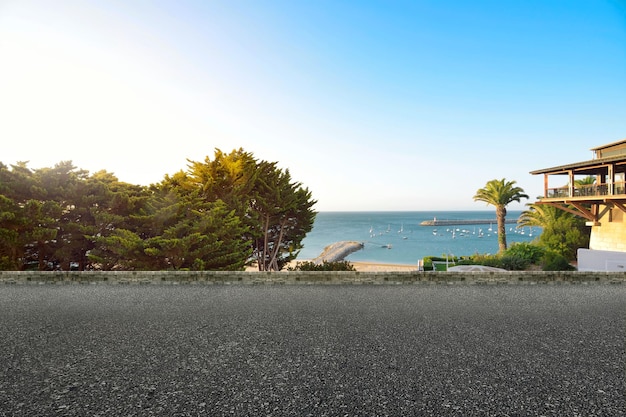 Vue sur la rue avec la plage de sable et vue sur l'océan