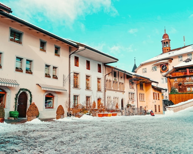 Vue de la rue principale de la ville suisse de Gruyères, Suisse, couverte de neige. Gruyère est une destination touristique importante et donne son nom au célèbre fromage Gruyère