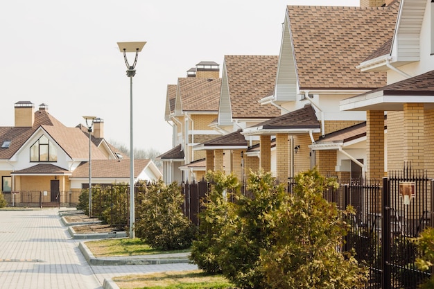 Vue sur la rue sur une rangée d'un complexe résidentiel moderne