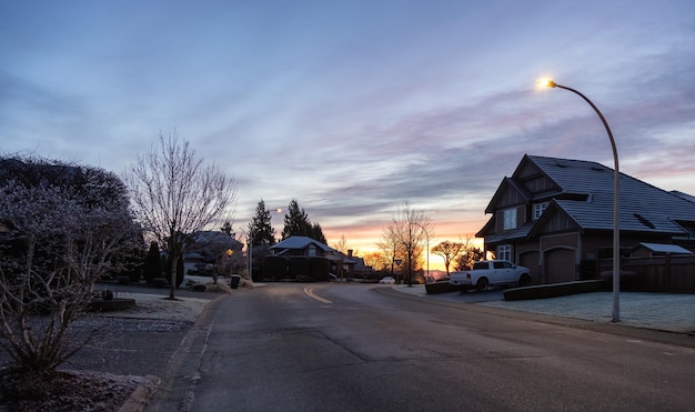 Vue sur la rue résidentielle de quartier de banlieue dans une ville moderne