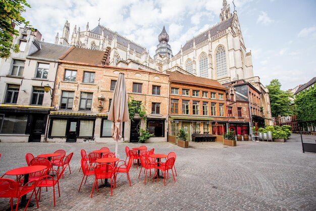 Vue sur la rue avec terrasse de café pendant la matinée dans la ville d'Anvers en Belgique