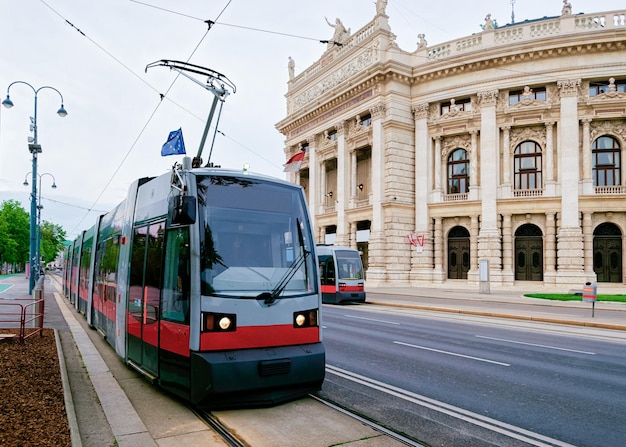 Vue sur la rue avec tramway public au Burgtheater dans le complexe Hofburg dans le vieux centre-ville de Vienne, en Autriche. Innere Stadt à Vienne en Europe. Paysage urbain. Point de repère du bâtiment du théâtre. Architecture théâtrale.