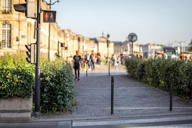 Vue sur la rue avec trottoir piéton et feu de circulation dans la ville de Bordeaux, France