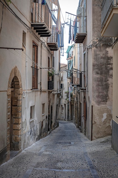 Vue d'une rue typique de CefalÃƒÂ¹ en Sicile.