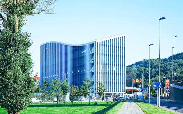 Vue sur la rue de l'UE de l'architecture moderne de construction de gratte-ciel en acier et en verre reflétant le ciel bleu