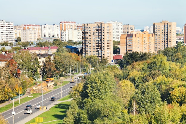 Vue de la rue urbaine en journée d'automne ensoleillée