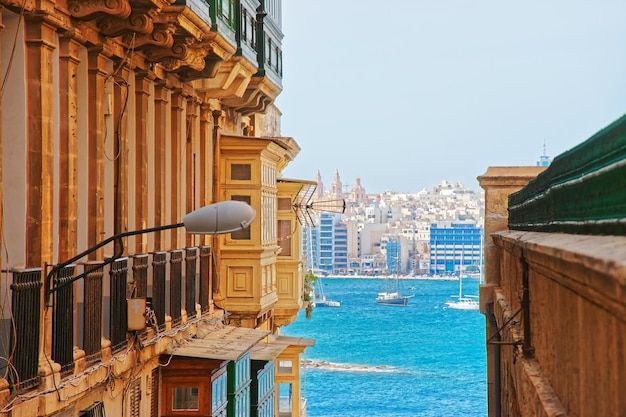 Vue sur la rue de La Valette sur la ville de Gzira à Grand Harbour, Malte