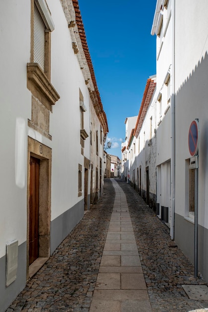 Vue d'une rue de la vieille ville historique avec des entreprises locales à Miranda do Douro Portugal