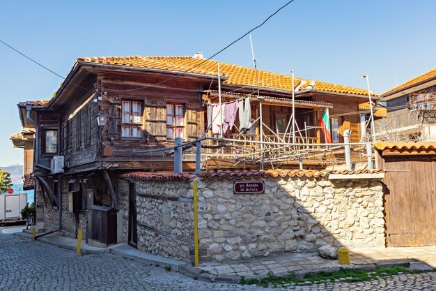 Vue sur la rue de la vieille ville de Nessebar vieilles maisons en pierre et en bois à Nessebar, Bulgarie, site du patrimoine de l'UNESCO