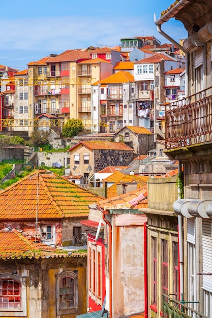 Vue de la rue de la vieille ville de Porto au Portugal