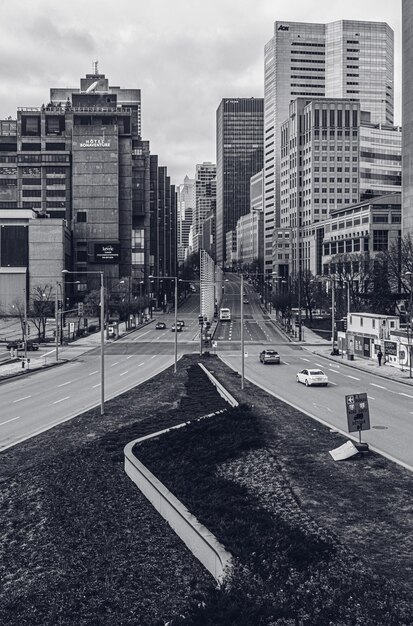 Photo vue de la rue de la ville et des bâtiments contre le ciel