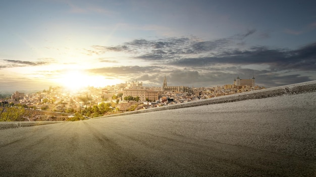 Vue sur la rue avec la ville sur la colline