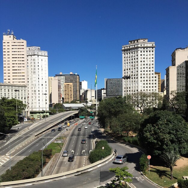 Photo vue de la rue de la ville contre le ciel bleu