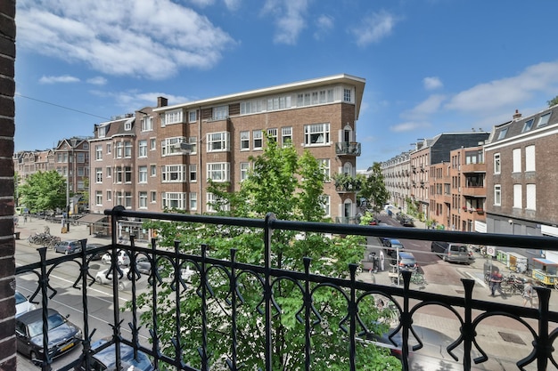 Vue d'une rue de la ville depuis un balcon