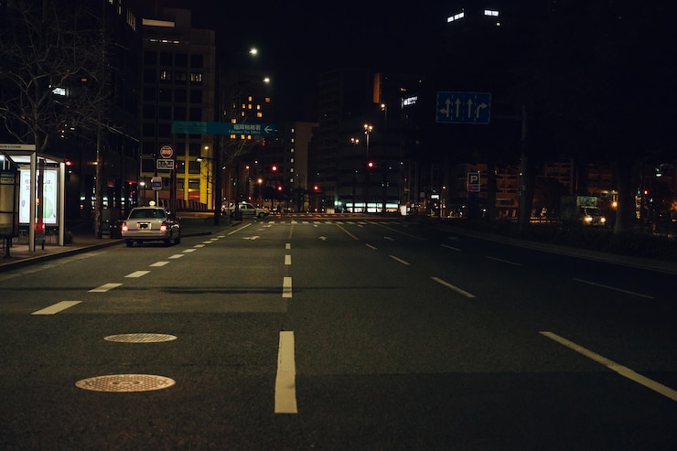 Photo vue de la rue de la ville la nuit