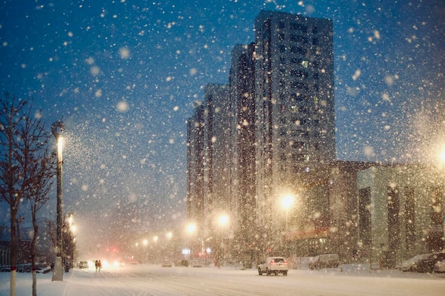 Photo vue de la rue de la ville pendant l'hiver la nuit