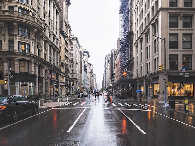 Photo vue de la rue de la ville pendant la saison des pluies