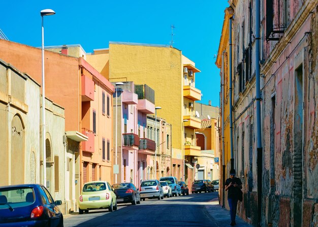 Vue sur la rue avec voiture garée à Cagliari en Sardaigne en Italie. Quartier urbain