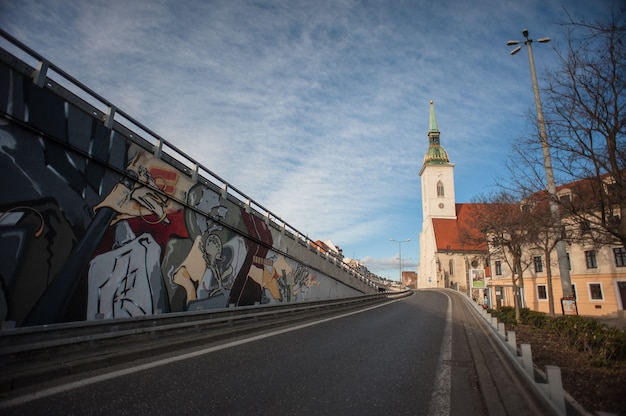 Une vue sur les rues de Bratislava, la capitale de la Slovaquie