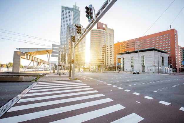 Vue sur les rues du quartier des bureaux modernes pendant la matinée dans la ville de Rotterdam