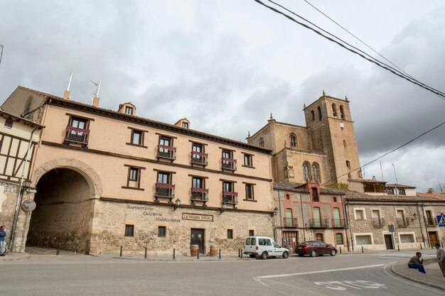 Vue d'une des rues du village de Penaranda de Duero Burgos