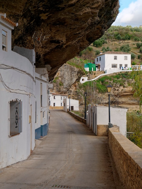 Vue des rues et des maisons sur les rochers dans la ville de Setenil de las Bodegas.