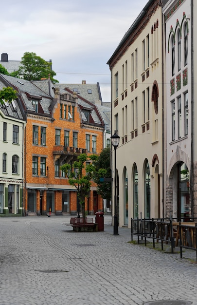 Vue Sur Les Rues Et Les Maisons De La Ville D'alesund, Norvège, Vertical