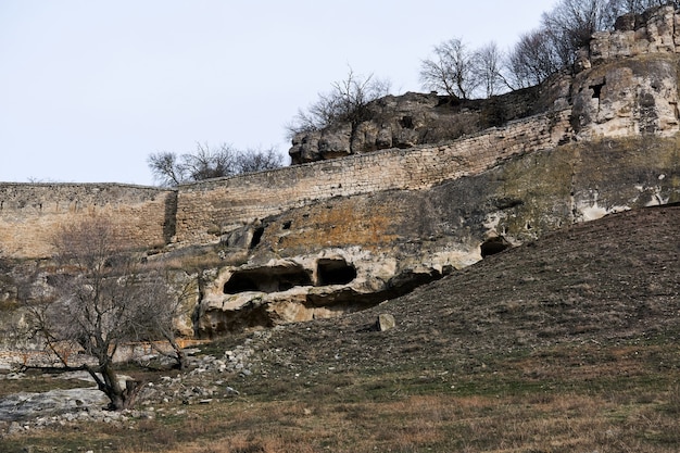 Vue sur les ruines d'une ancienne cité-forteresse troglodyte sur une colline rocheuse