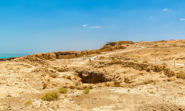 Photo vue sur les ruines de la forteresse de massada - le désert de judée, israël