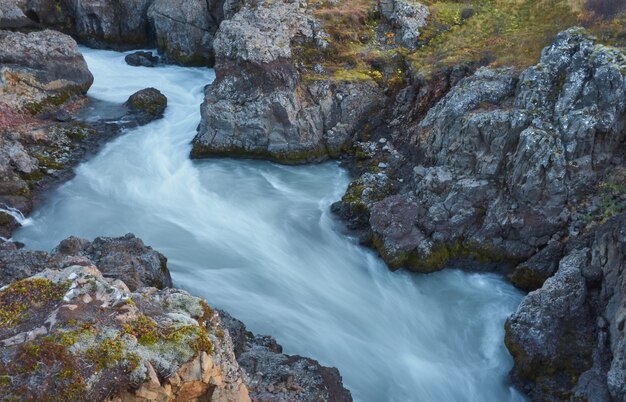 Vue d'un ruisseau dans un terrain rocheux