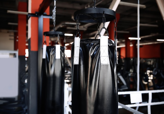 Vue des sacs de frappe dans la salle de boxe