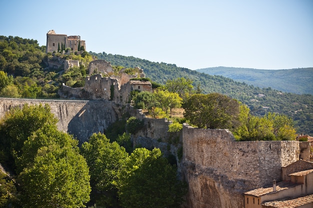 Vue de Saint Saturnin les Apt, Provence, France. Ruines du château sur une colline au-dessus du village