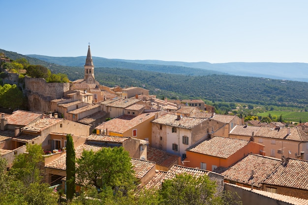 Vue de Saint Saturnin d'Apt, Provence, France. Skyline avec le toit de la cathédrale