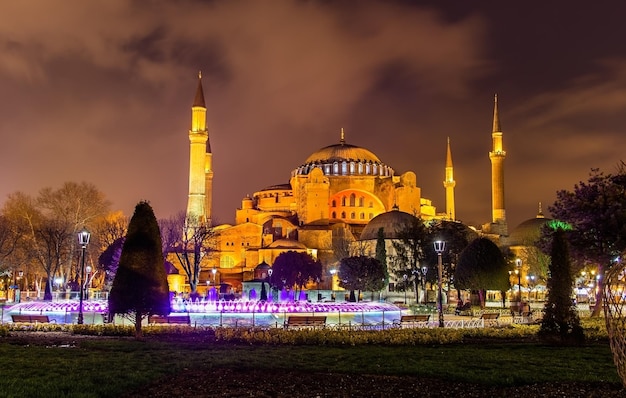 Vue de la Sainte-Sophie et de la Sainte Sagesse à Istanbul, en Turquie