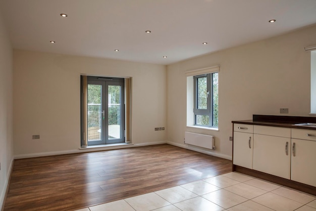 Vue d'un salon vide dans un appartement moderne avec parquet