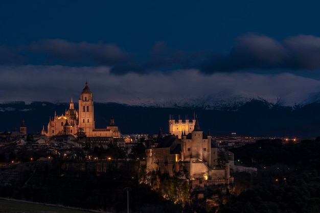 Vue de Ségovie avec l'Alcazar et la cathédrale Espagne