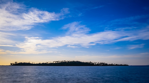 La vue de la silhouette de l&#39;île au coucher du soleil