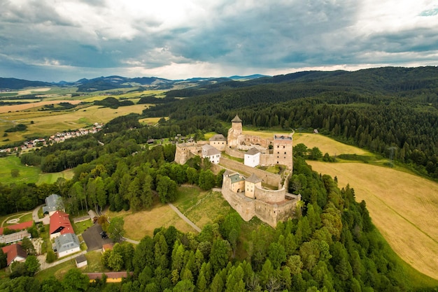 Vue sur la Slovaquie avec la montagne des Tatras et le château de Stara Lubovna Château préservé dans la région de Spis