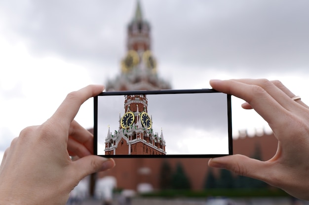 Vue de smartphone des bâtiments les plus célèbres de Moscou.