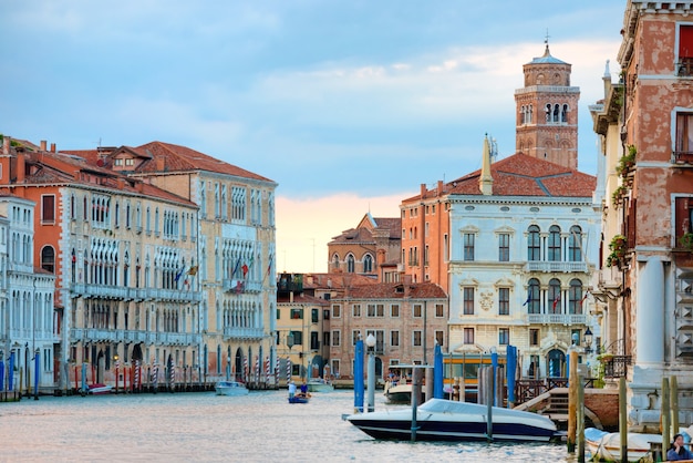 Vue en soirée sur le Grand Canal avec des bateaux à Venise, Italie