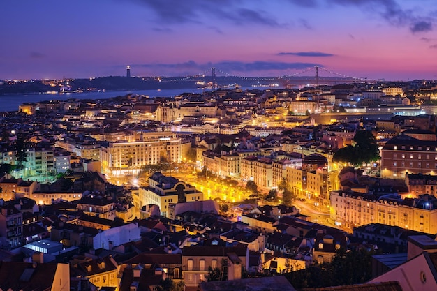 Vue en soirée sur Lisbonne depuis le point de vue de Miradouro da Senhora do Monte Lisbonne Portugal