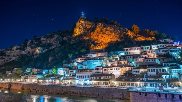 Vue en soirée sur la ville historique de berat dans le sud de l'albanie la nuit avec toutes les lumières clignotantes et wh