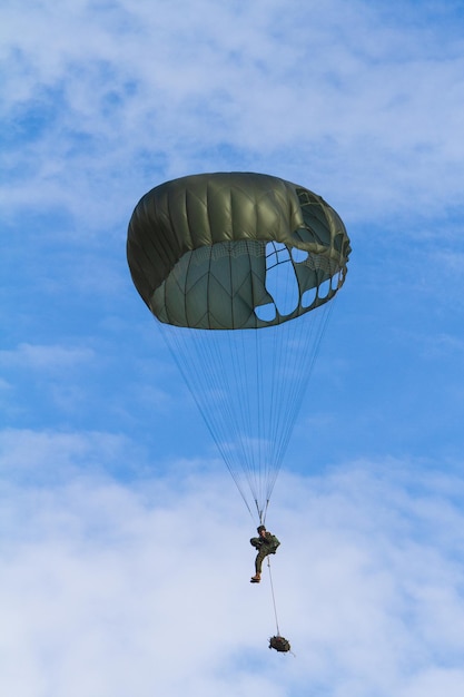 Vue d'un soldat parachutiste de l'armée en vol avec son équipement de combat