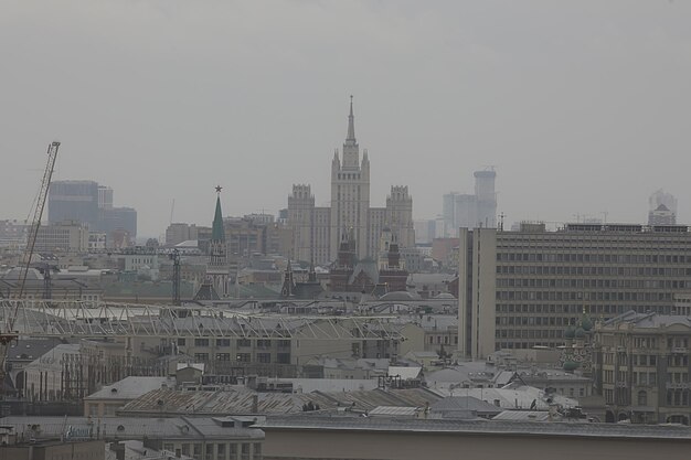 Vue sombre de Moscou sur la ville d'en haut, vue sur la ville de l'écologie des fumées