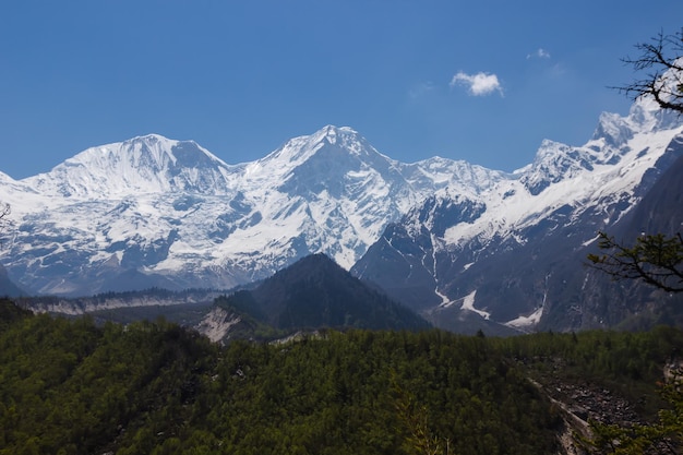 Vue sur les sommets enneigés de la région de l'Himalaya Manaslu