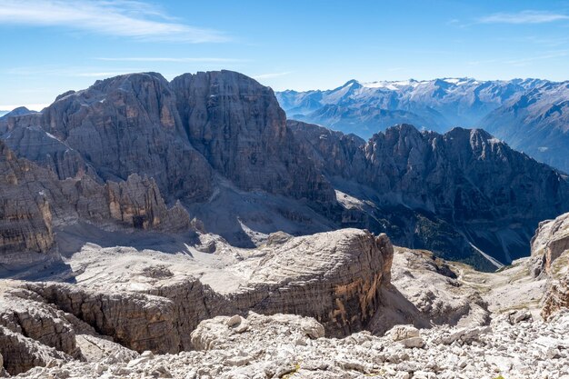 Vue sur les sommets des montagnes Brenta Dolomites Trentino Italie