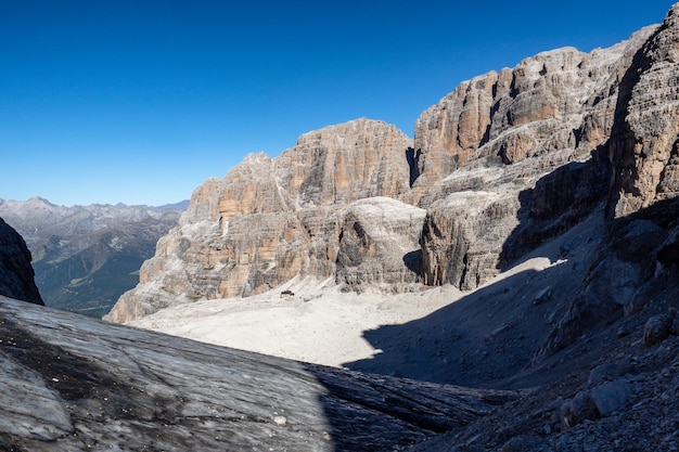 Vue sur les sommets des montagnes Brenta Dolomites Trentino Italie