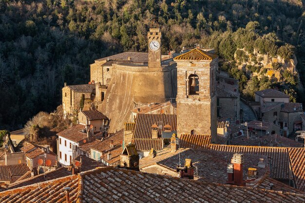 Vue de Sorano - une ville sur une colline, située au sommet d'un rocher de tuf. Italie